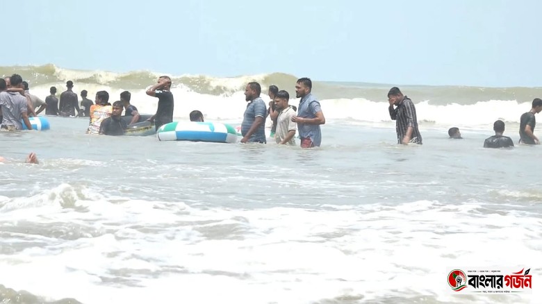 ইনানী সৈকতে গোসলে নেমে প্রাণ হারালেন মাদ্রাসাছাত্র, জীবিত ফিরল সহপাঠী ১৫ জন