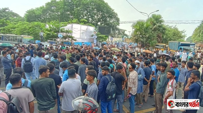 সচিবালয় স্থানান্তরের সিদ্ধান্তের প্রতিবাদে শেকৃবি শিক্ষার্থীদের সড়ক অবরোধ