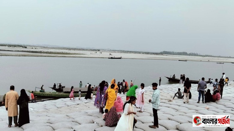 যমুনা পারাপারে দুর্ভোগ, দিন দিন জোরালো হচ্ছে দ্বিতীয় সেতুর দাবি